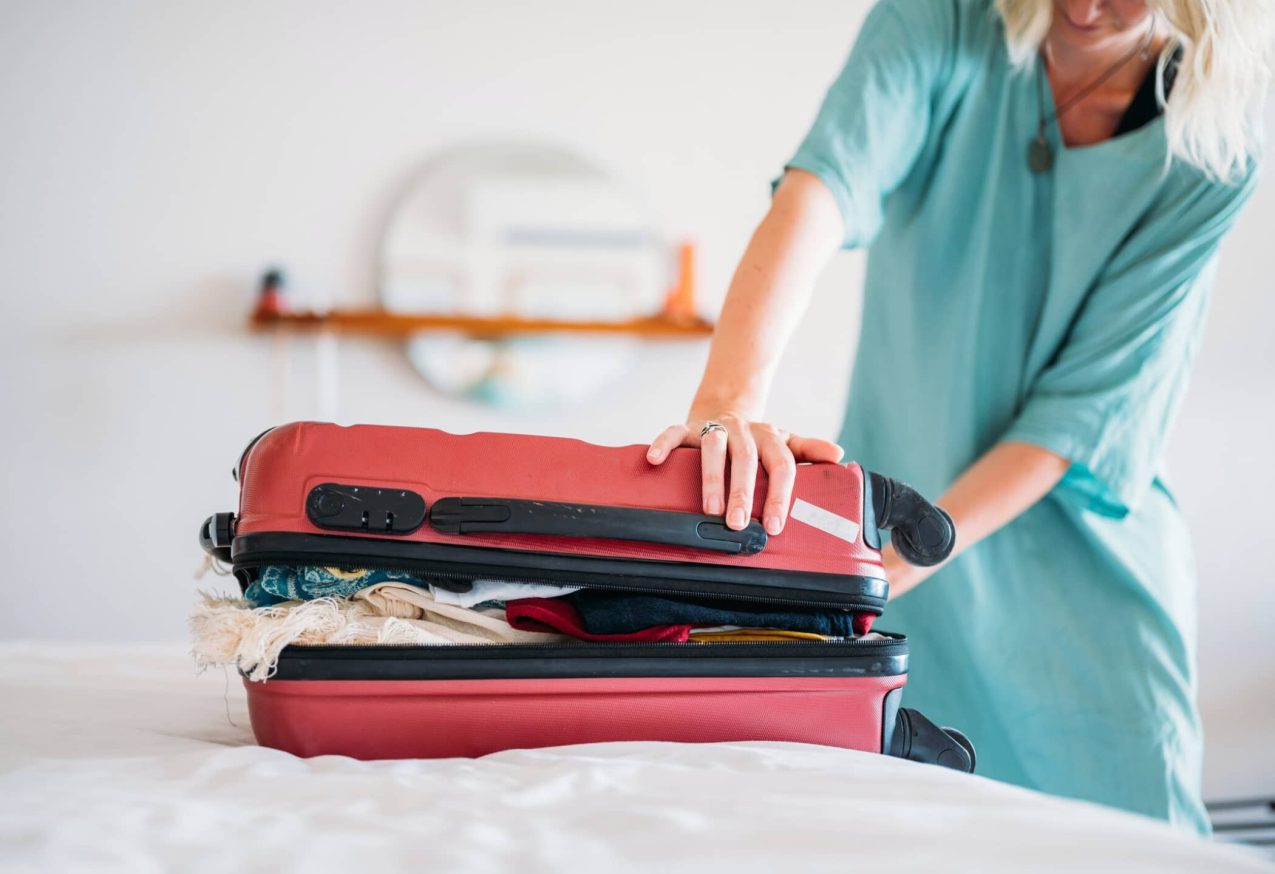 Vrouw Pakt Kleine Koffer In Om Te Reizen Met Alleen Handbagage