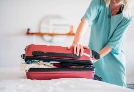 Vrouw Pakt Kleine Koffer In Om Te Reizen Met Alleen Handbagage