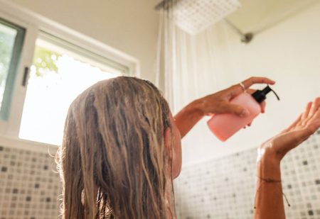 Vrouw Wast Haar Haar Met Sulfaatvrije Shampoo