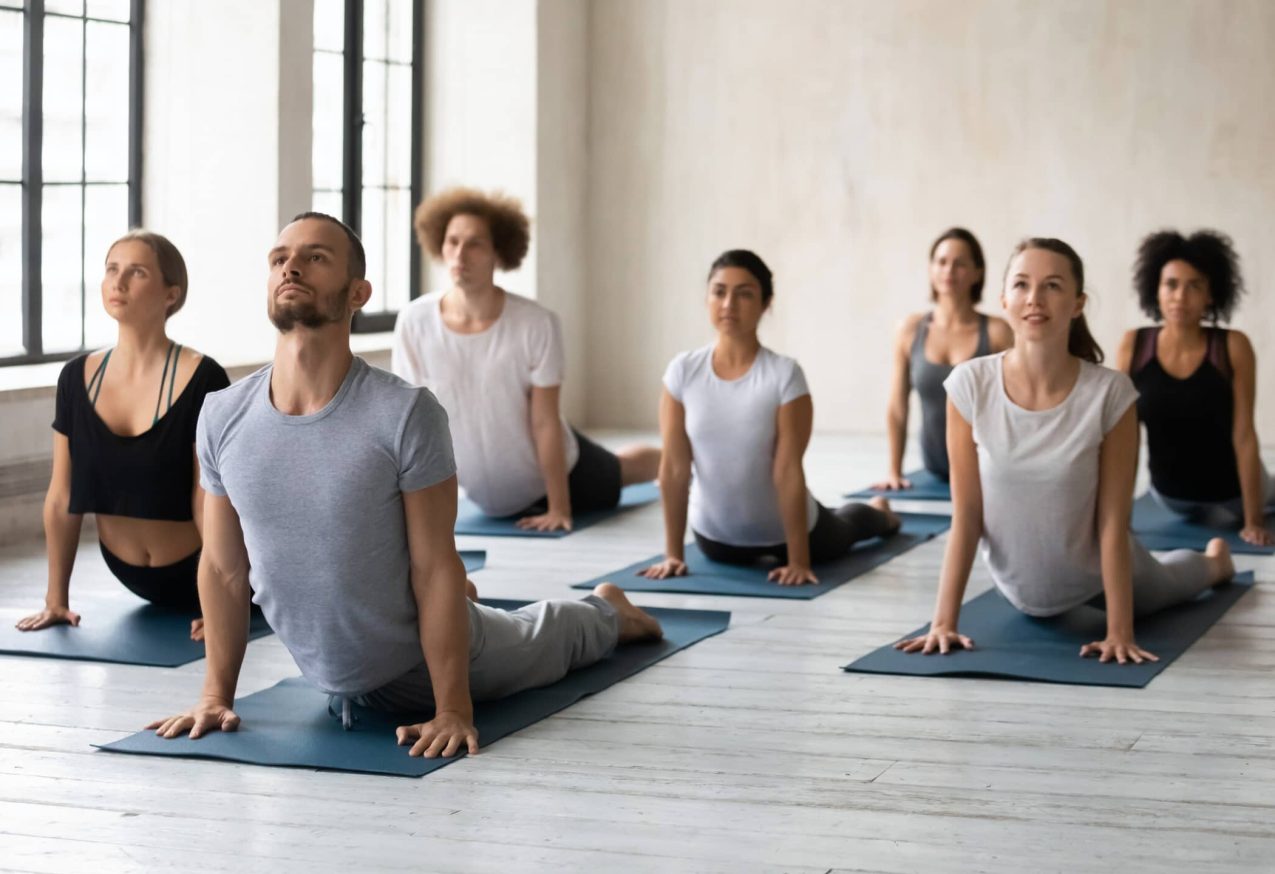 Groep Mensen Doet Yogaoefeningen Tegen Buikvet