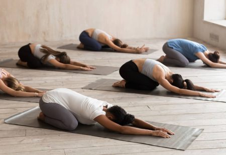 Groep Mensen Doet Yogaoefeningen Voor Een Sterkere Rug