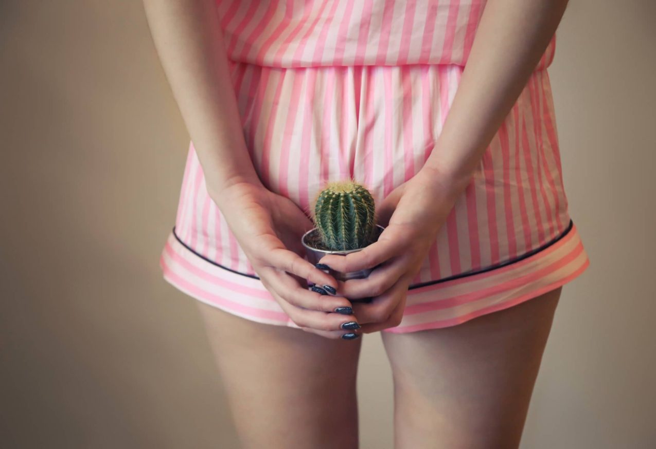 Vrouw Heeft Cactus Achter Haar Rug Vanwege Anale Jeuk