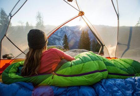 Vrouw Heeft Kampeervakantie Ligt In Tent