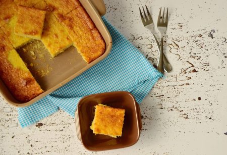 Bojo Dessert op een witte tafel, met ernaast twee vorken