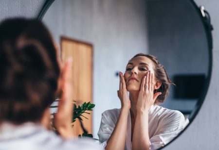 Skincare Routine: vrouw maakt gezicht schoon voor spiegel