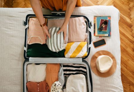 Vergeten Dingen Vakantie: vrouw pakt koffer in
