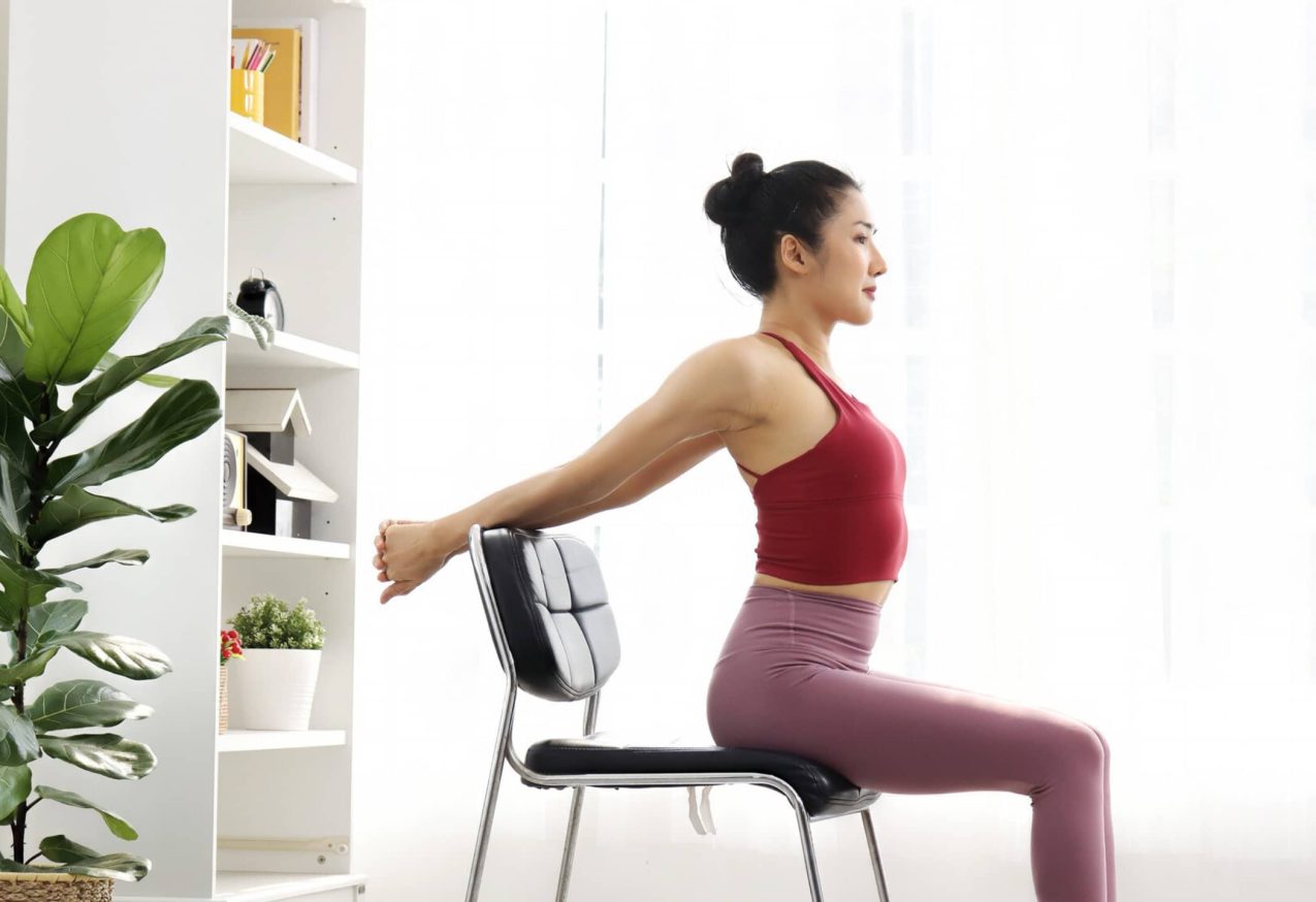 vrouw doet stoel yoga