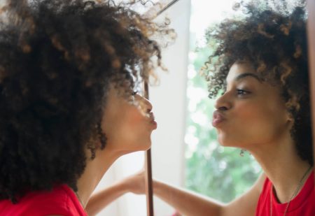 Rimpels Op Je Bovenlip : vrouw bekijkt haar mond in de spiegel