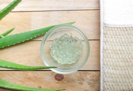 Aloe Vera tak met schaaltje met oloe vera gel