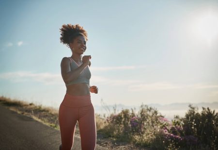 Vrouw Is Aan Het Hardlopen, ze heeft hardloopkleding aan