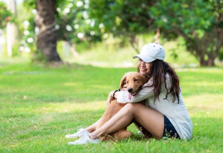 Hond Tegen Je Benen: hond leunt tegen baasje aan in park