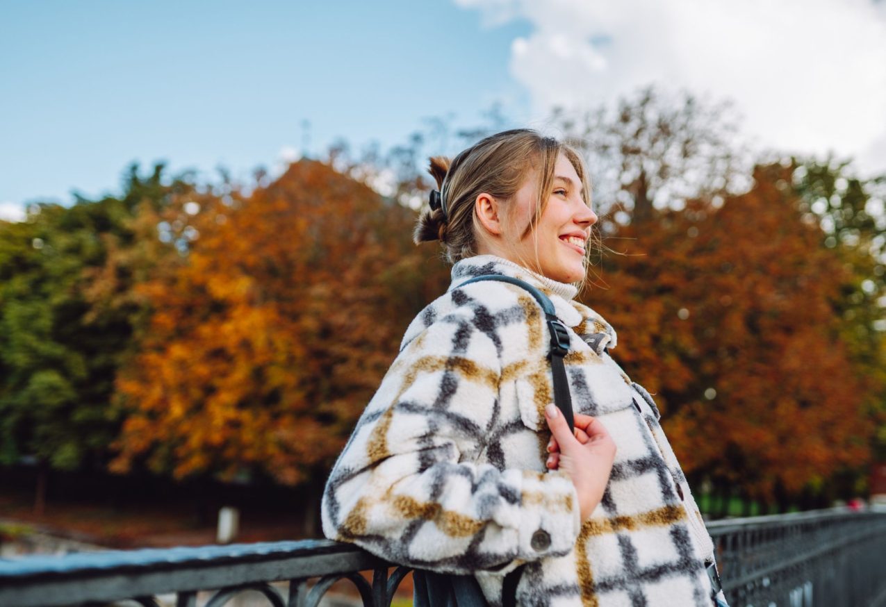 herfstdip vrouw in de herfst buiten