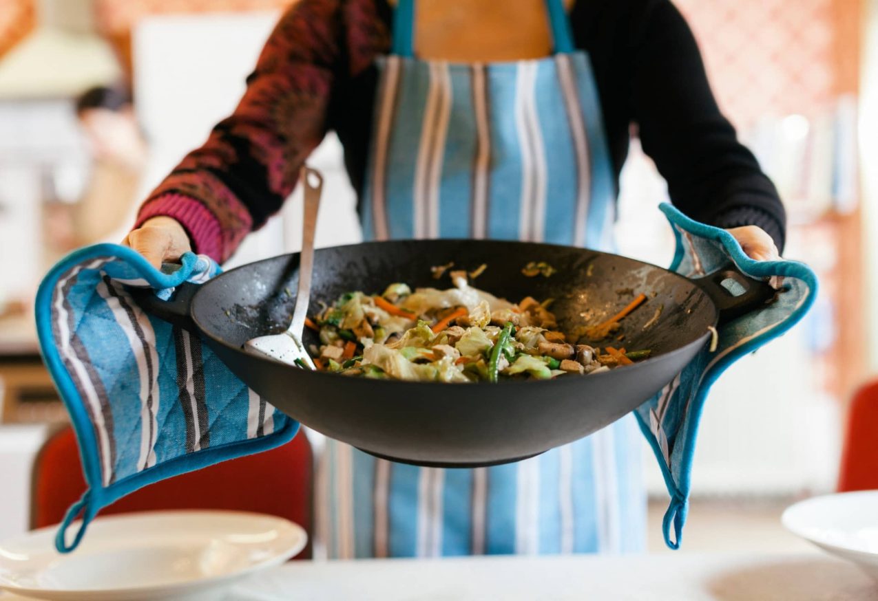 Eenpansgerechten: vrouw met grote wokpan