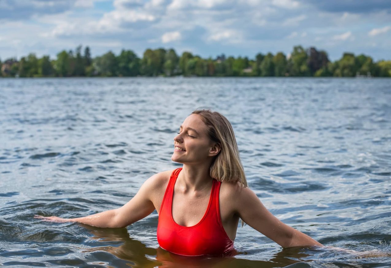 Koud Water Zwemmen: Glimlachende vrouw badend in een meer