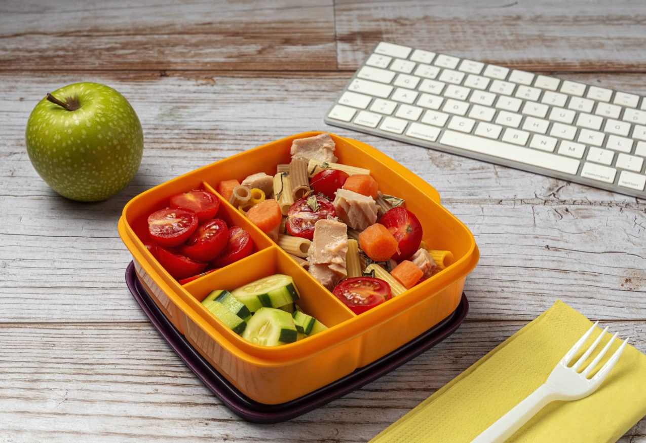 Gezonde Lunch op tafel met ernaast een toetsenbord