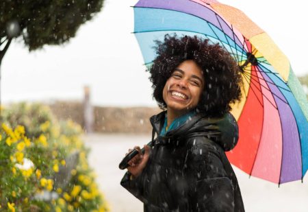 Jas Van Zeeman: vrouw met paraplu in de regen