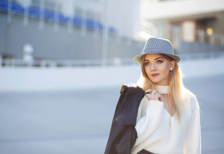 Witte Truien: mooie vrouw op straat met witte trui aan