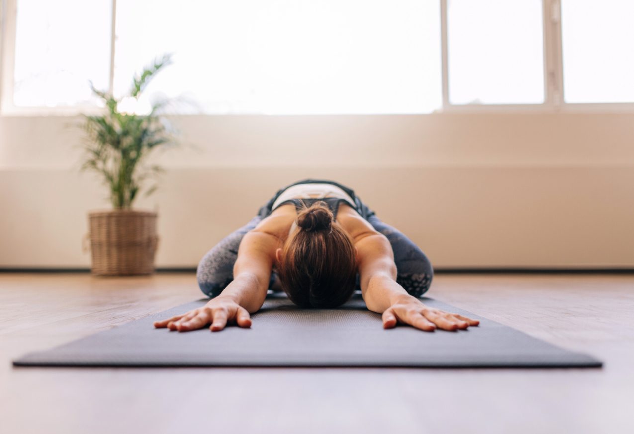 Afvallen Met Yoga: vrouw doet yogaoefening