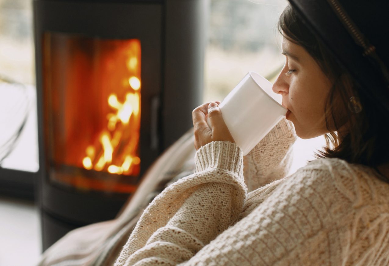 Vrouw Bij Warm Haardvuur