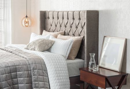 Superzachte Dekbed: Luxe slaapkamer met Silk Throw Gray en comfortabele kussens op bed, interieurconcept, Boutique Hotel