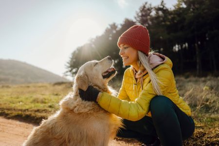 Wandelroutines Hond: vrouw met hond in de natuur