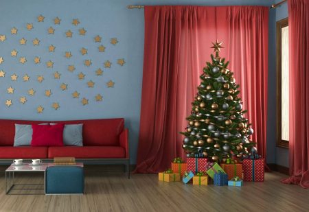 Kleurijke woonkamer met kerstboom en kerstitems