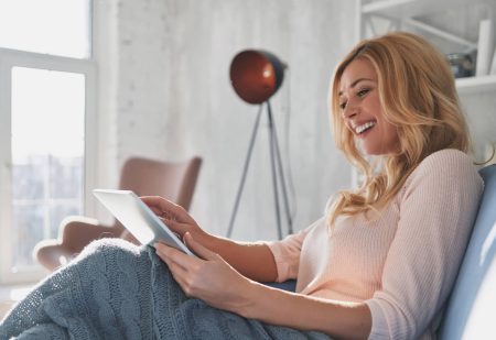 Vrouw Met E Reader Op Bank