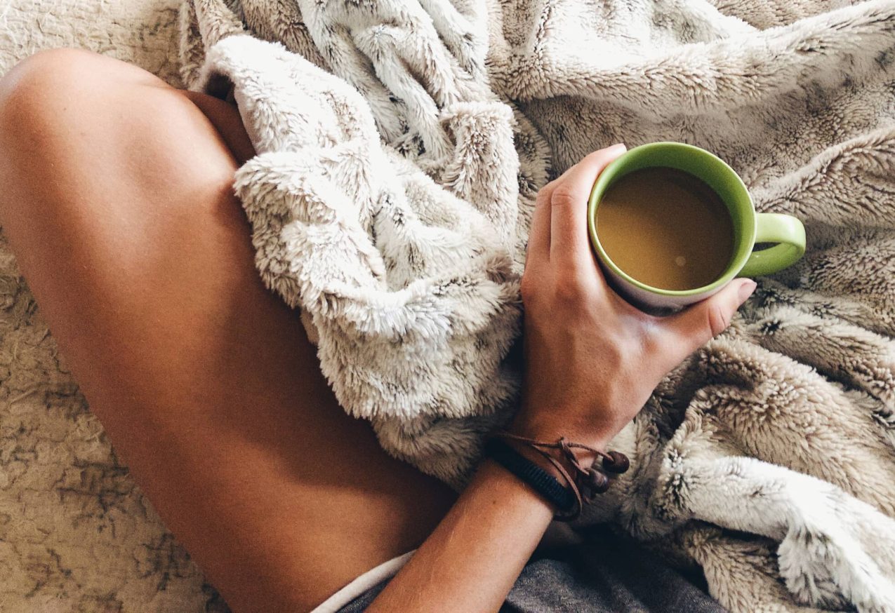 vrouw drinkt kop koffie op haar teddy dekbedset