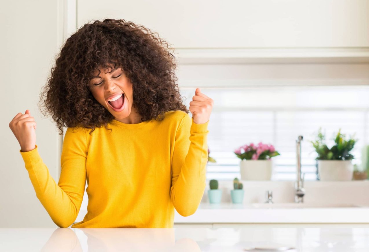 Keukengadgets: blije vrouw in de keuken