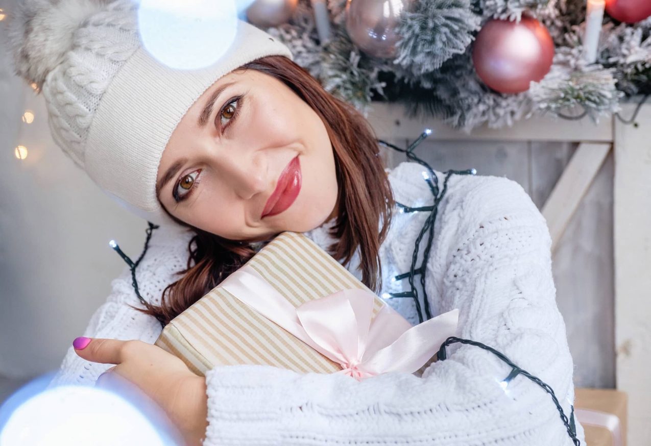 Elegante Kettingen: vrouw met kerstlichtjes om haar nek