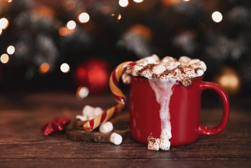 Kerstbrunch | Wooden Desk Space Red Mug And Xmas Tree