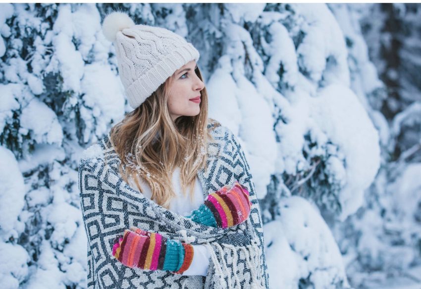 Elegante Vesten : mooie vrouw poseert in de sneeuw