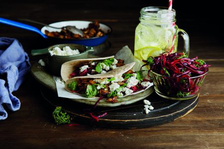 Tortilla Met Gemengde Paddenstoelen, Kool En Kaas